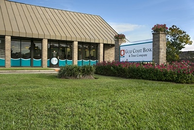 outside image of Gulf Coast Bank in Hammond La, sign and landscape